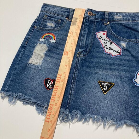 Forever 21 Los Angeles Distressed Frayed Hem Denim Mini Skirt Graphic Patches - Picture 5 of 8